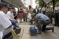 Verlegung des Stolpersteins fr Sally Lschgold durch Gunter Demnig 2010 (Frank Hhner, LAP Frankfurt (Oder))